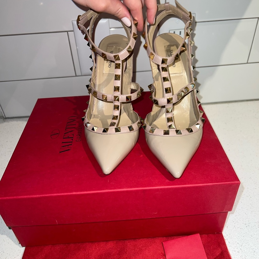 Nude Valentino Garavani rockstud caged pumps